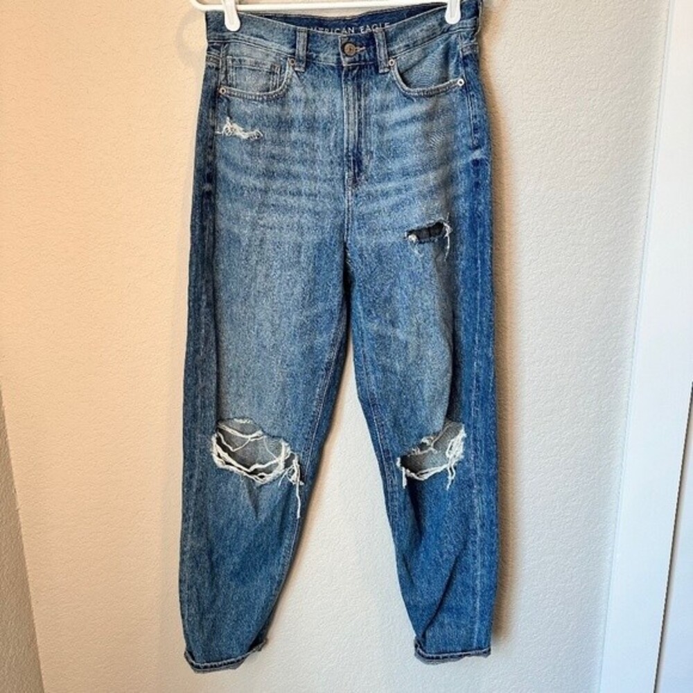 American Eagle Relaxed Mom Jean Distressed High Rise - Size 6 Long - EUC